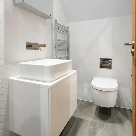 Luxury Waterfront 3 Bedroom/3 Bathroom Townhouse 헤일