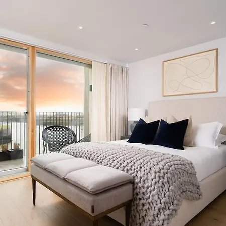 Luxury Waterfront 3 Bedroom/3 Bathroom Townhouse * 헤일