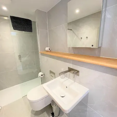 Luxury Waterfront 3 Bedroom/3 Bathroom Townhouse *