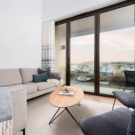 Luxury Waterfront 3 Bedroom/3 Bathroom Townhouse 빌라 헤일